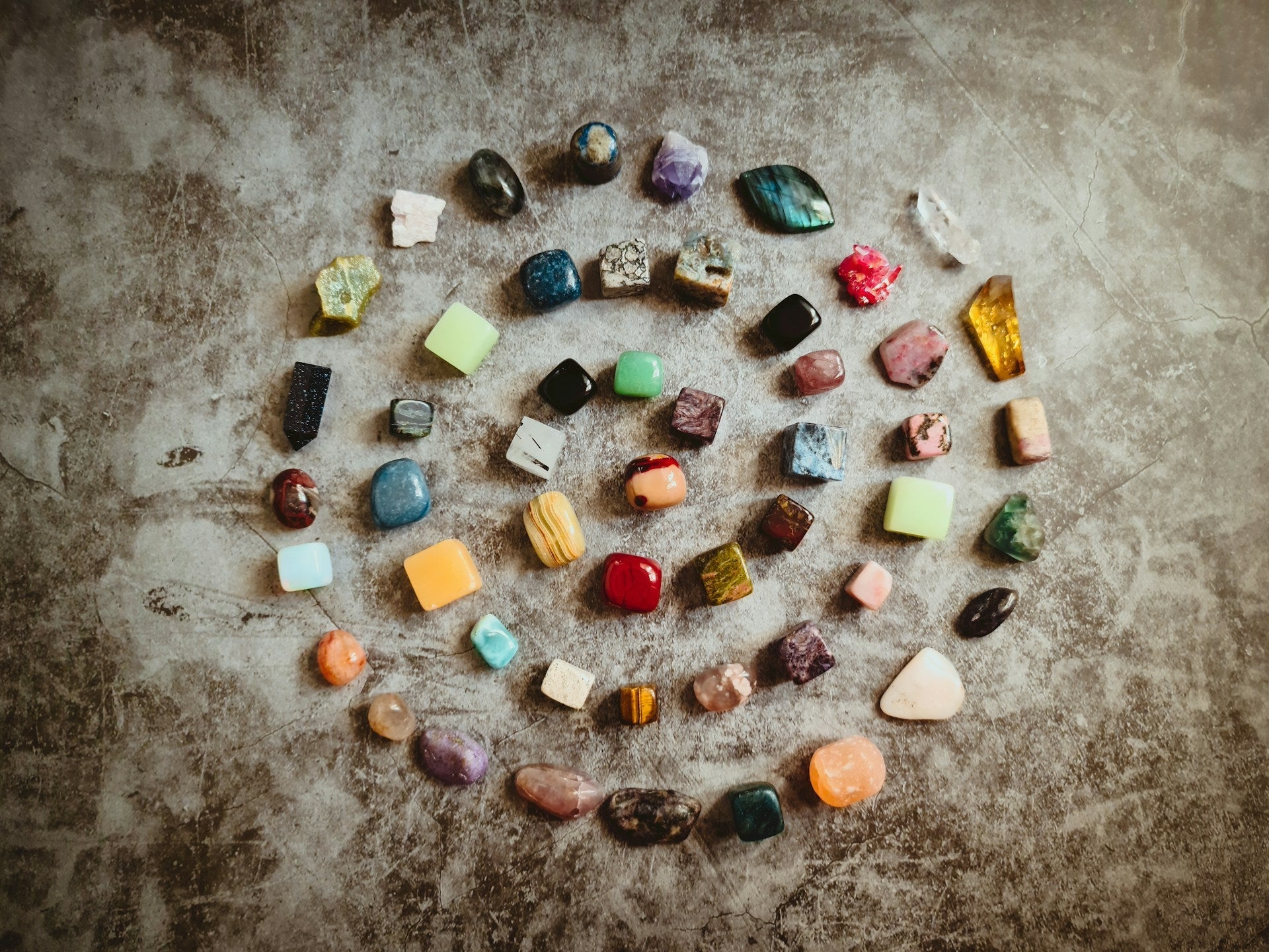 10 pierres naturelles incontournables et pourquoi elles plaisent autant