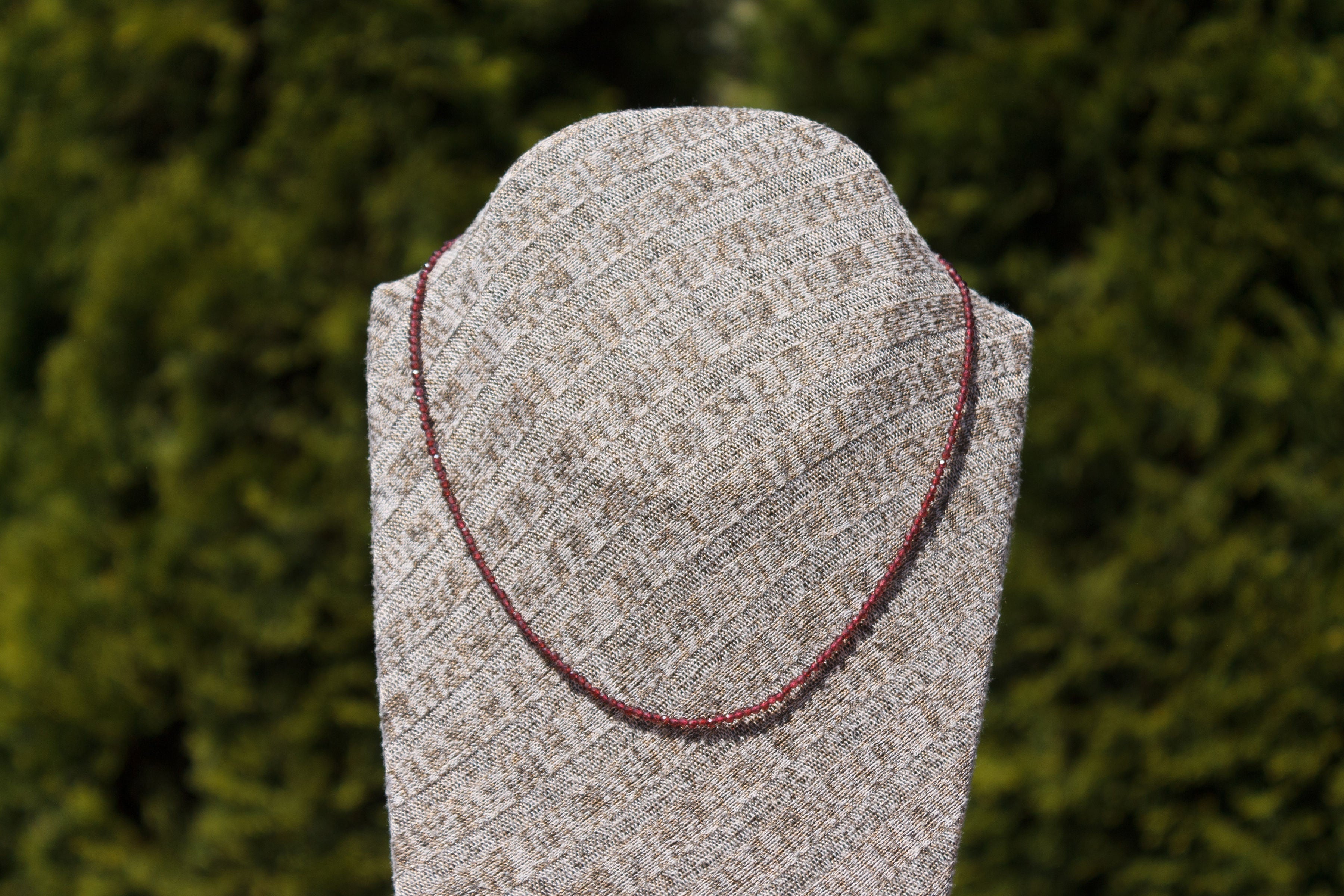 Collier grenat extra fin